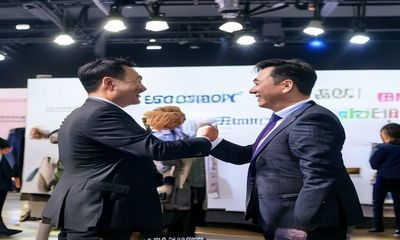 某大型企业与久久久签署长期战略合作协议，双方代表握手，背景为久久久品牌展板